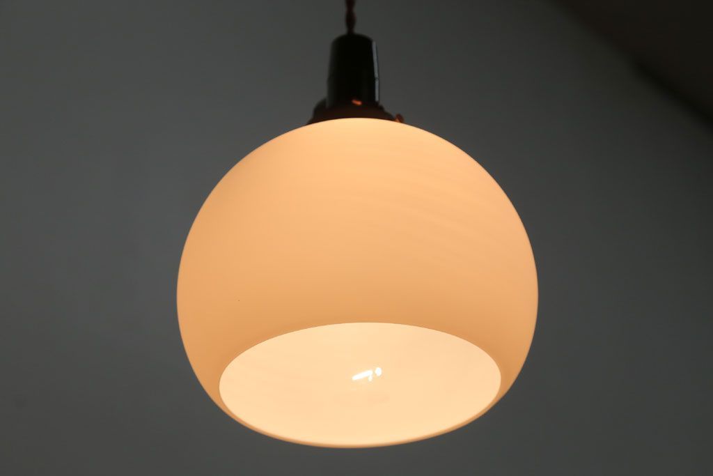 昭和レトロ　シンプルでかわいい丸いフォルムの吊り下げ照明(1)