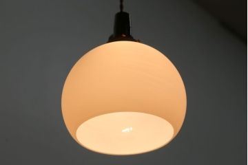 昭和レトロ　シンプルでかわいい丸いフォルムの吊り下げ照明(1)