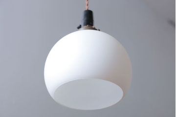 昭和レトロ　シンプルでかわいい丸いフォルムの吊り下げ照明(1)