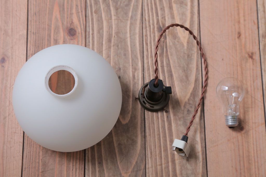 昭和レトロ　シンプルでかわいい丸いフォルムの吊り下げ照明(1)