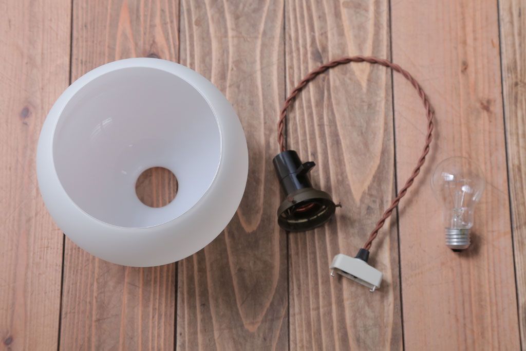 昭和レトロ　シンプルでかわいい丸いフォルムの吊り下げ照明(1)