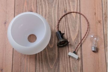 昭和レトロ　シンプルでかわいい丸いフォルムの吊り下げ照明(1)