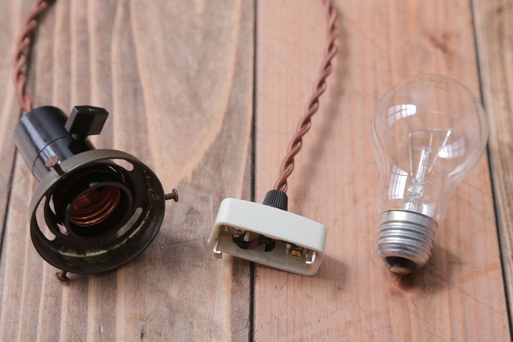 昭和レトロ　シンプルでかわいい丸いフォルムの吊り下げ照明(1)