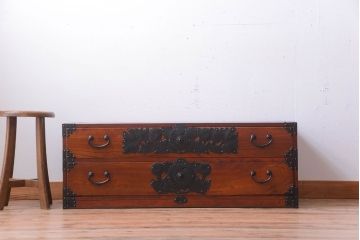 アンティーク家具　古民具・骨董　大きな金具の時代箪笥ローボード(ローチェスト)