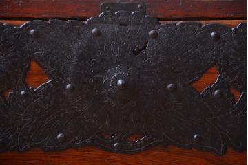 アンティーク家具　古民具・骨董　大きな金具の時代箪笥ローボード(ローチェスト)