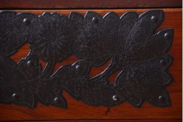 アンティーク家具　古民具・骨董　大きな金具の時代箪笥ローボード(ローチェスト)