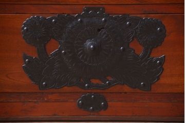 アンティーク家具　古民具・骨董　大きな金具の時代箪笥ローボード(ローチェスト)