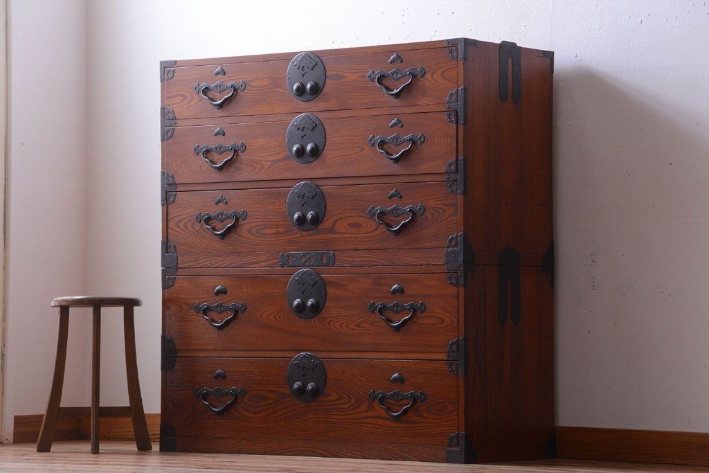 アンティーク家具　古民具・骨董　和のモチーフが素敵な前面欅材のアンティーク重ね衣装箪笥