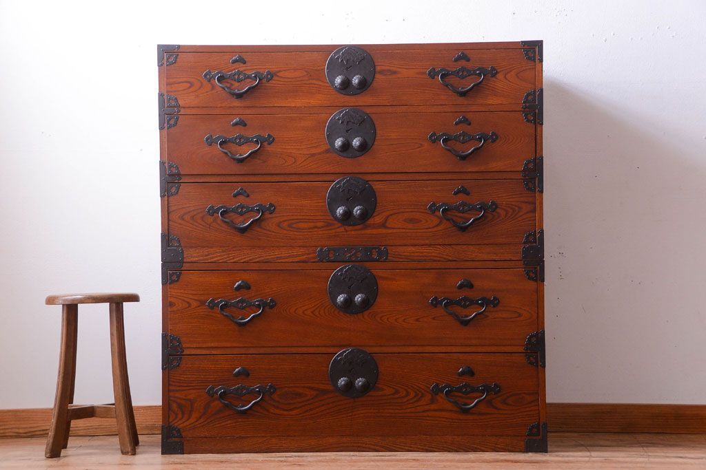 アンティーク家具　古民具・骨董　和のモチーフが素敵な前面欅材のアンティーク重ね衣装箪笥