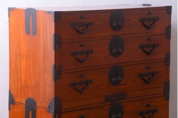 アンティーク家具　古民具・骨董　和のモチーフが素敵な前面欅材のアンティーク重ね衣装箪笥