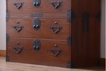 アンティーク家具　古民具・骨董　和のモチーフが素敵な前面欅材のアンティーク重ね衣装箪笥