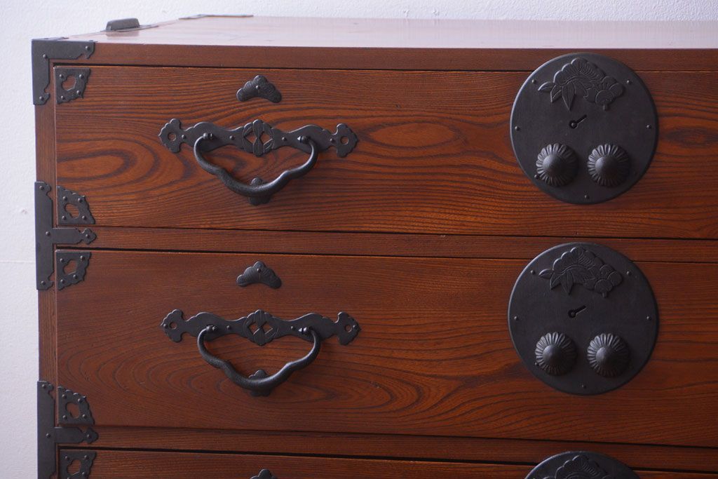 アンティーク家具　古民具・骨董　和のモチーフが素敵な前面欅材のアンティーク重ね衣装箪笥