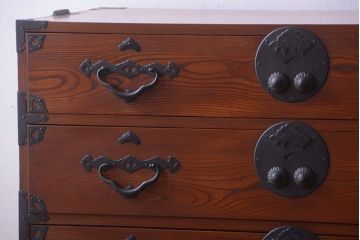 アンティーク家具　古民具・骨董　和のモチーフが素敵な前面欅材のアンティーク重ね衣装箪笥