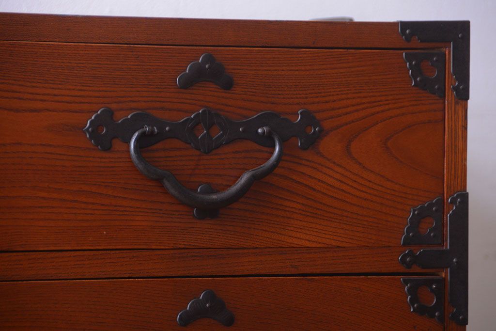 アンティーク家具　古民具・骨董　和のモチーフが素敵な前面欅材のアンティーク重ね衣装箪笥