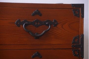 アンティーク家具　古民具・骨董　和のモチーフが素敵な前面欅材のアンティーク重ね衣装箪笥