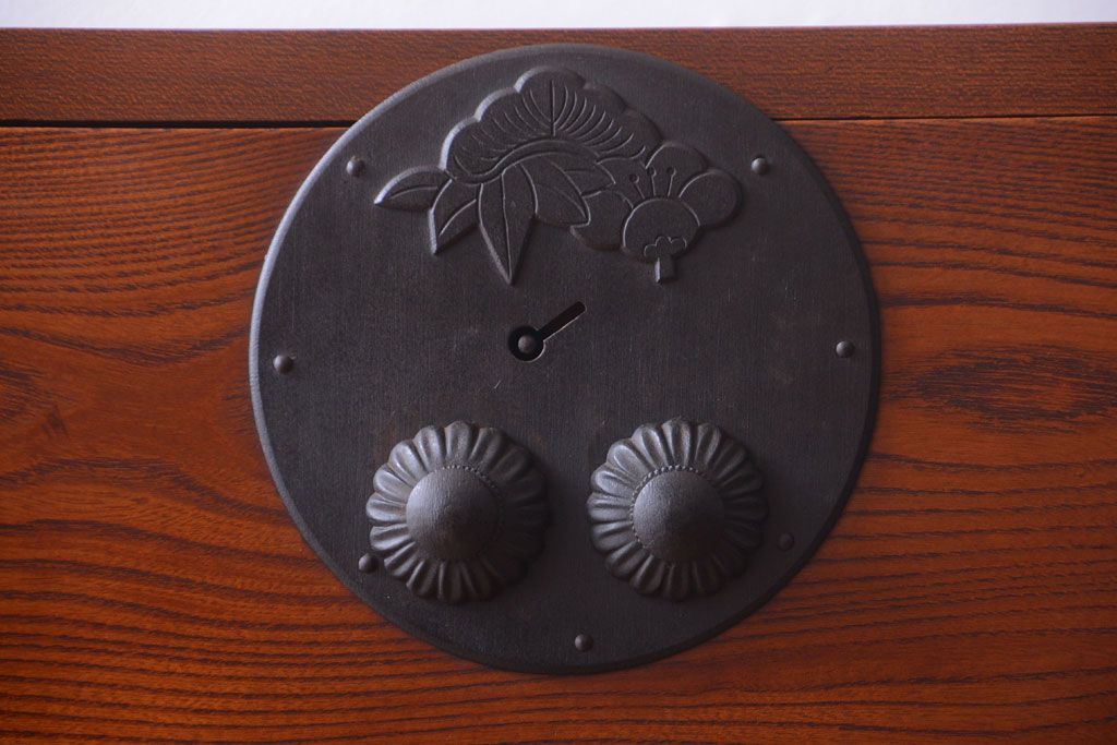 アンティーク家具　古民具・骨董　和のモチーフが素敵な前面欅材のアンティーク重ね衣装箪笥