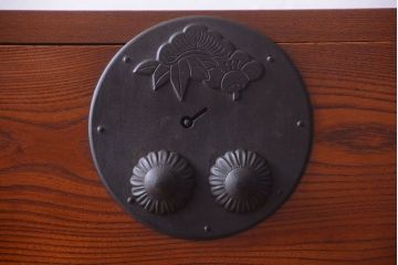 アンティーク家具　古民具・骨董　和のモチーフが素敵な前面欅材のアンティーク重ね衣装箪笥