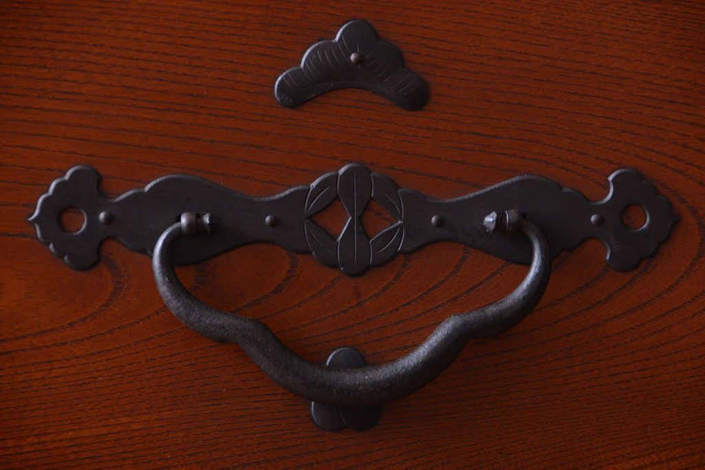 アンティーク家具　古民具・骨董　和のモチーフが素敵な前面欅材のアンティーク重ね衣装箪笥