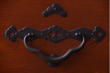 アンティーク家具　古民具・骨董　和のモチーフが素敵な前面欅材のアンティーク重ね衣装箪笥