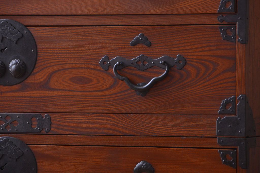 アンティーク家具　古民具・骨董　和のモチーフが素敵な前面欅材のアンティーク重ね衣装箪笥