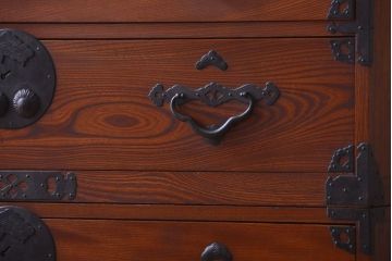 アンティーク家具　古民具・骨董　和のモチーフが素敵な前面欅材のアンティーク重ね衣装箪笥