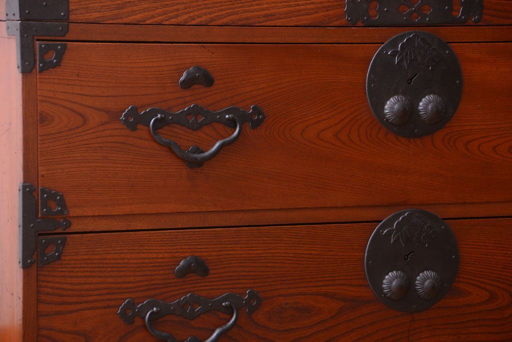 アンティーク家具　古民具・骨董　和のモチーフが素敵な前面欅材のアンティーク重ね衣装箪笥