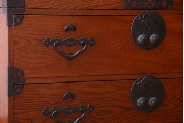 アンティーク家具　古民具・骨董　和のモチーフが素敵な前面欅材のアンティーク重ね衣装箪笥