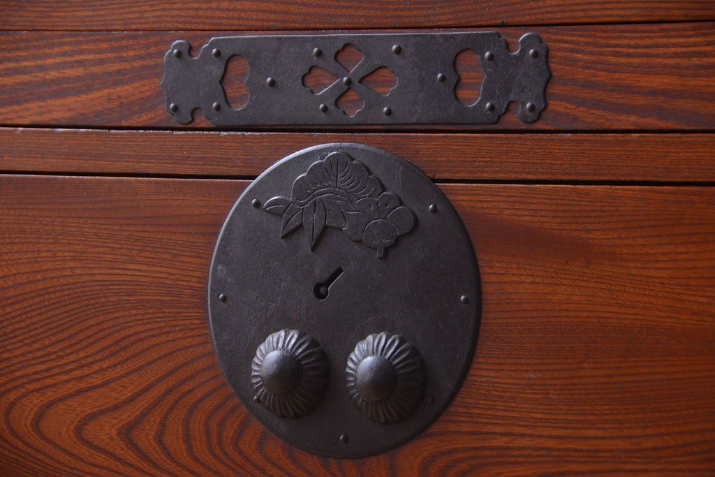 アンティーク家具　古民具・骨董　和のモチーフが素敵な前面欅材のアンティーク重ね衣装箪笥