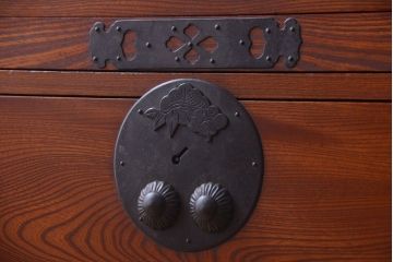 アンティーク家具　古民具・骨董　和のモチーフが素敵な前面欅材のアンティーク重ね衣装箪笥