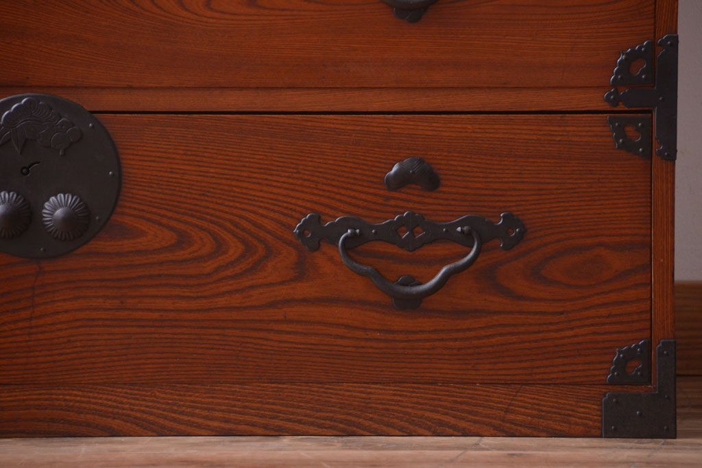 アンティーク家具　古民具・骨董　和のモチーフが素敵な前面欅材のアンティーク重ね衣装箪笥