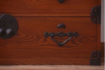 アンティーク家具　古民具・骨董　和のモチーフが素敵な前面欅材のアンティーク重ね衣装箪笥