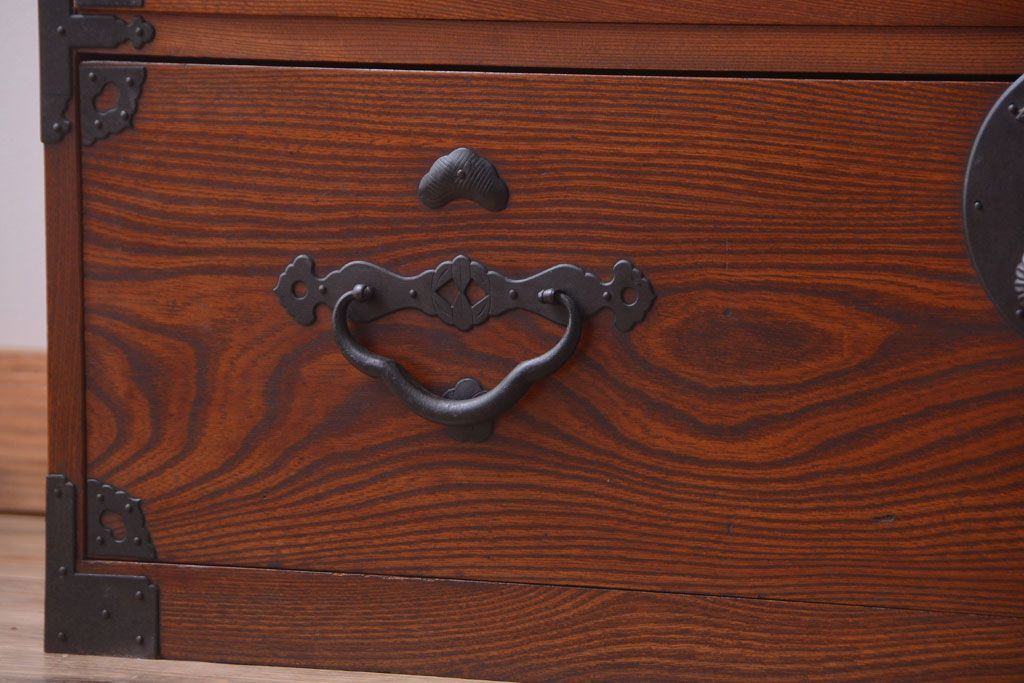 アンティーク家具　古民具・骨董　和のモチーフが素敵な前面欅材のアンティーク重ね衣装箪笥