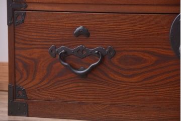 アンティーク家具　古民具・骨董　和のモチーフが素敵な前面欅材のアンティーク重ね衣装箪笥