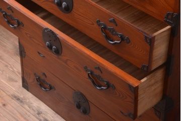 アンティーク家具　古民具・骨董　和のモチーフが素敵な前面欅材のアンティーク重ね衣装箪笥