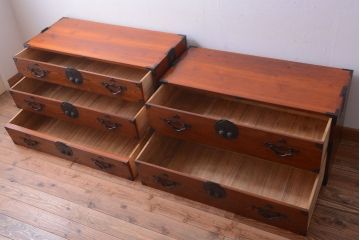 アンティーク家具　古民具・骨董　和のモチーフが素敵な前面欅材のアンティーク重ね衣装箪笥