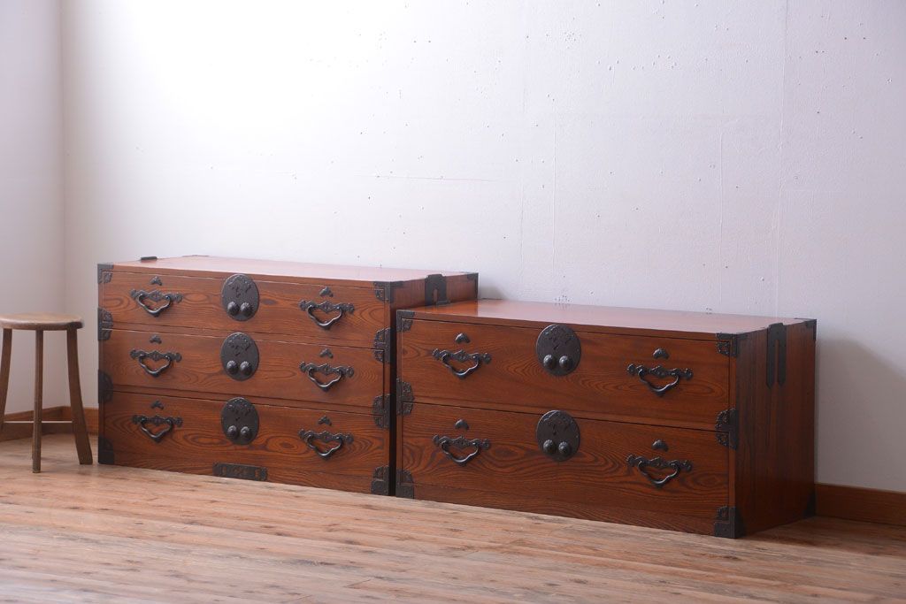 アンティーク家具　古民具・骨董　和のモチーフが素敵な前面欅材のアンティーク重ね衣装箪笥