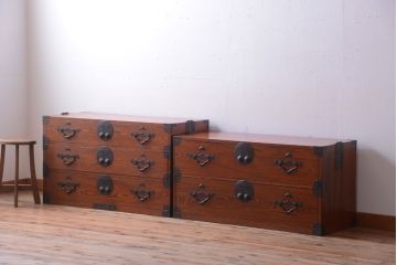 アンティーク家具　古民具・骨董　和のモチーフが素敵な前面欅材のアンティーク重ね衣装箪笥