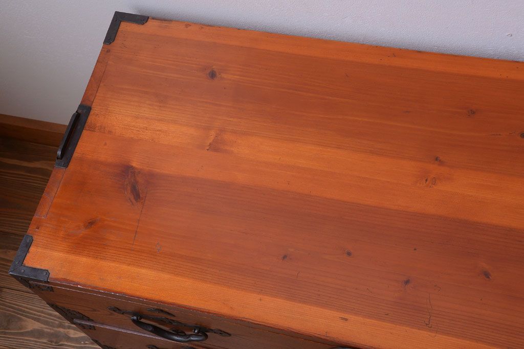 アンティーク家具　古民具・骨董　和のモチーフが素敵な前面欅材のアンティーク重ね衣装箪笥