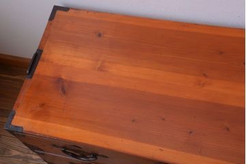 アンティーク家具　古民具・骨董　和のモチーフが素敵な前面欅材のアンティーク重ね衣装箪笥