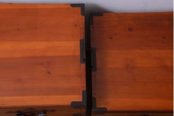 アンティーク家具　古民具・骨董　和のモチーフが素敵な前面欅材のアンティーク重ね衣装箪笥