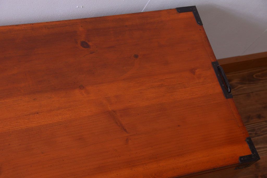 アンティーク家具　古民具・骨董　和のモチーフが素敵な前面欅材のアンティーク重ね衣装箪笥