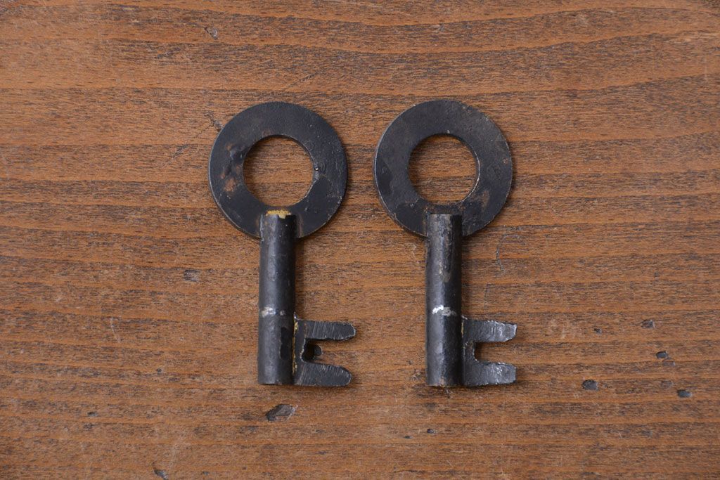 アンティーク家具　古民具・骨董　和のモチーフが素敵な前面欅材のアンティーク重ね衣装箪笥