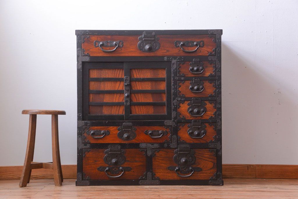 アンティーク家具　古民具・骨董　前面欅材!巾着型金具の松本帳場箪笥