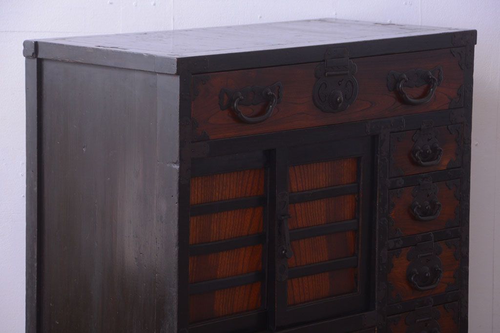 アンティーク家具　古民具・骨董　前面欅材!巾着型金具の松本帳場箪笥