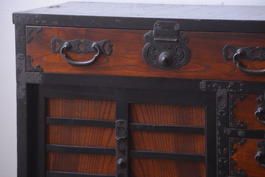 アンティーク家具　古民具・骨董　前面欅材!巾着型金具の松本帳場箪笥