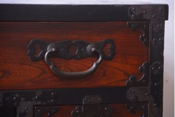 アンティーク家具　古民具・骨董　前面欅材!巾着型金具の松本帳場箪笥