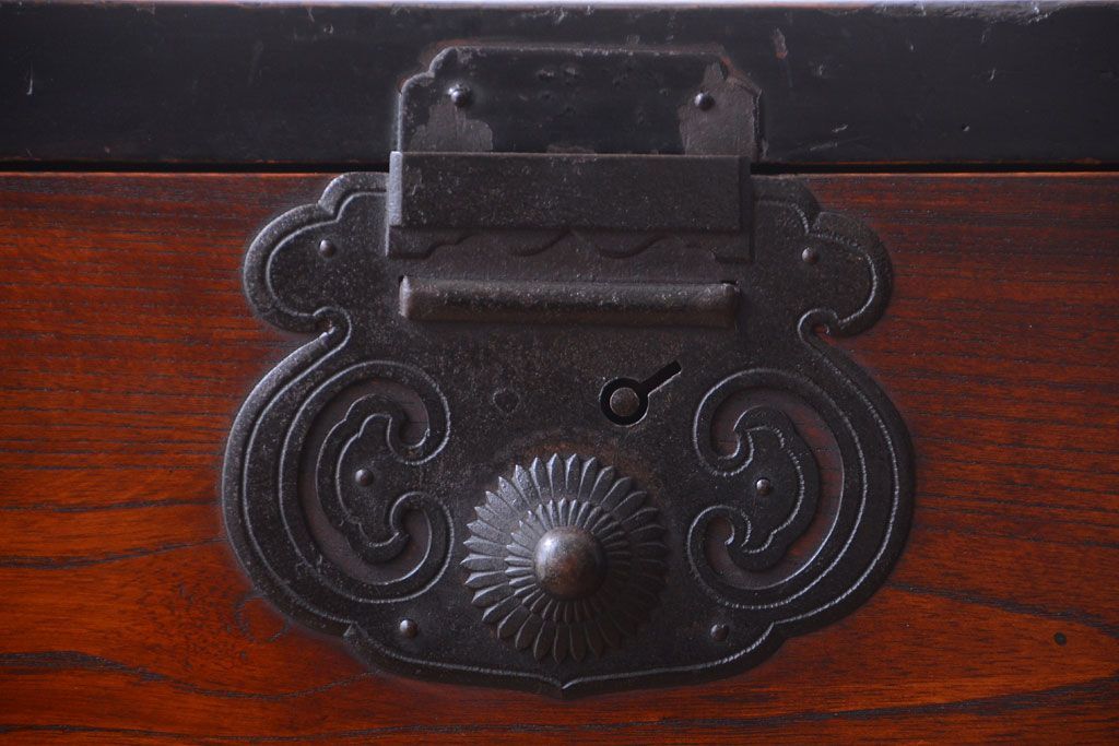 アンティーク家具　古民具・骨董　前面欅材!巾着型金具の松本帳場箪笥