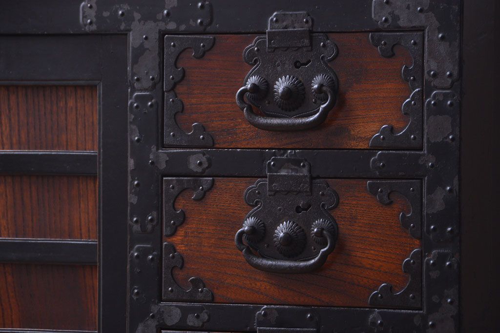 アンティーク家具　古民具・骨董　前面欅材!巾着型金具の松本帳場箪笥