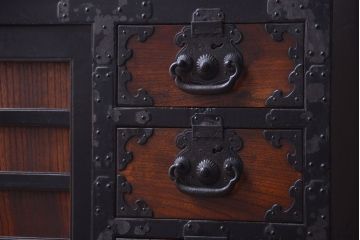 アンティーク家具　古民具・骨董　前面欅材!巾着型金具の松本帳場箪笥