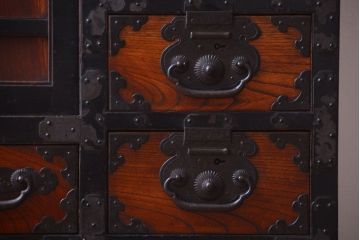 アンティーク家具　古民具・骨董　前面欅材!巾着型金具の松本帳場箪笥